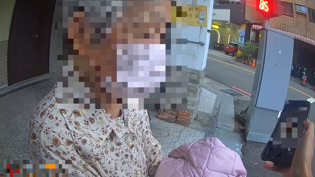 高齡老婦疑似迷路 - 報新聞 Mega News ▲圖說:熱心民眾報案在西區街頭有一名高齡老婦疑似迷路,西區派出所警員林川富立即趕赴現場 (圖/台中市政府 提供)