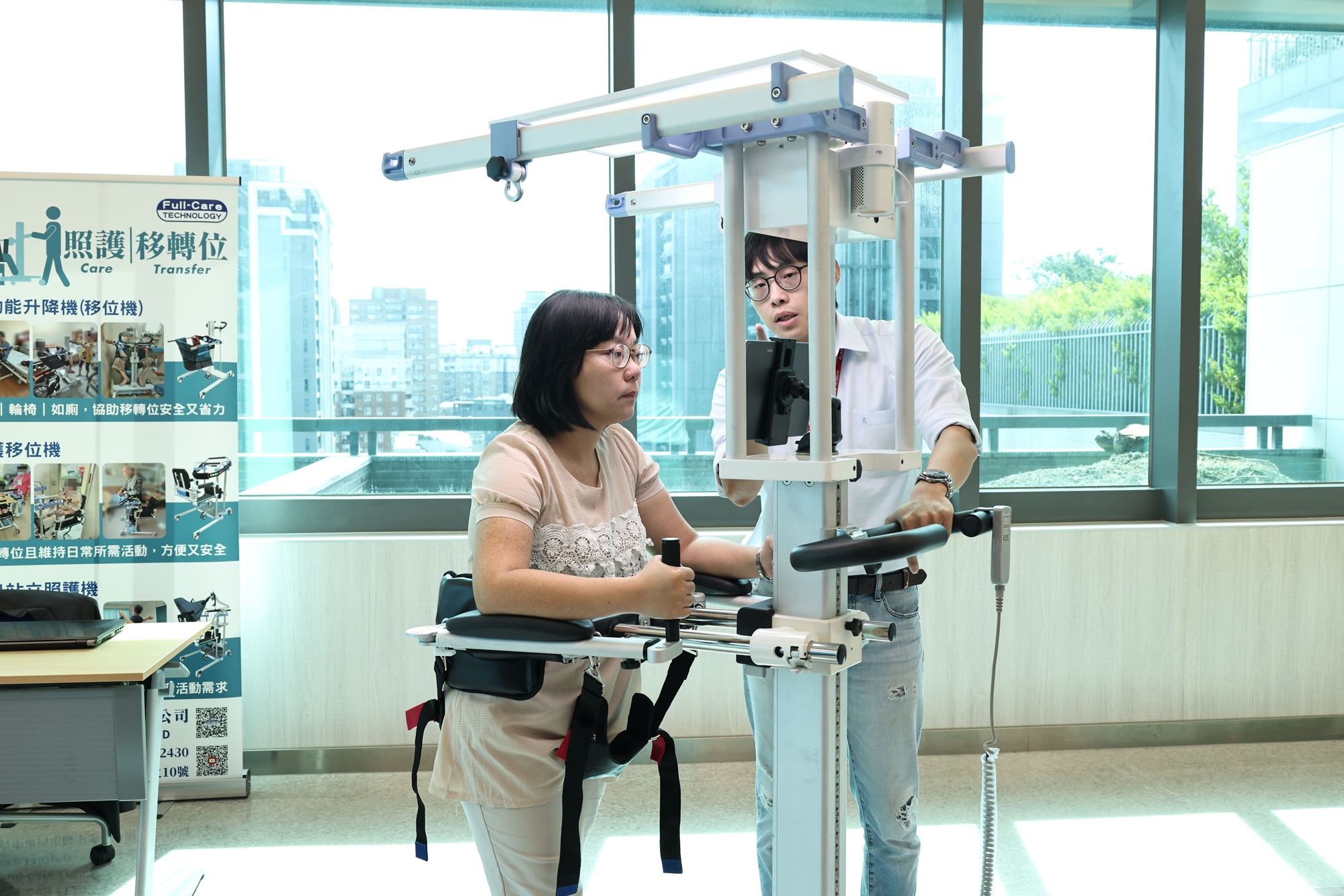 03-與會民眾體驗扶持步態訓練機了解長者透過智慧輔助步行的感受 - 報新聞 Mega News 03 %E8%88%87%E6%9C%83%E6%B0%91%E7%9C%BE%E9%AB%94%E9%A9%97%E6%89%B6%E6%8C%81%E6%AD%A5%E6%85%8B%E8%A8%93%E7%B7%B4%E6%A9%9F%E4%BA%86%E8%A7%A3%E9%95%B7%E8%80%85%E9%80%8F%E9%81%8E%E6%99%BA%E6%85%A7%E8%BC%94%E5%8A%A9%E6%AD%A5%E8%A1%8C%E7%9A%84%E6%84%9F%E5%8F%97