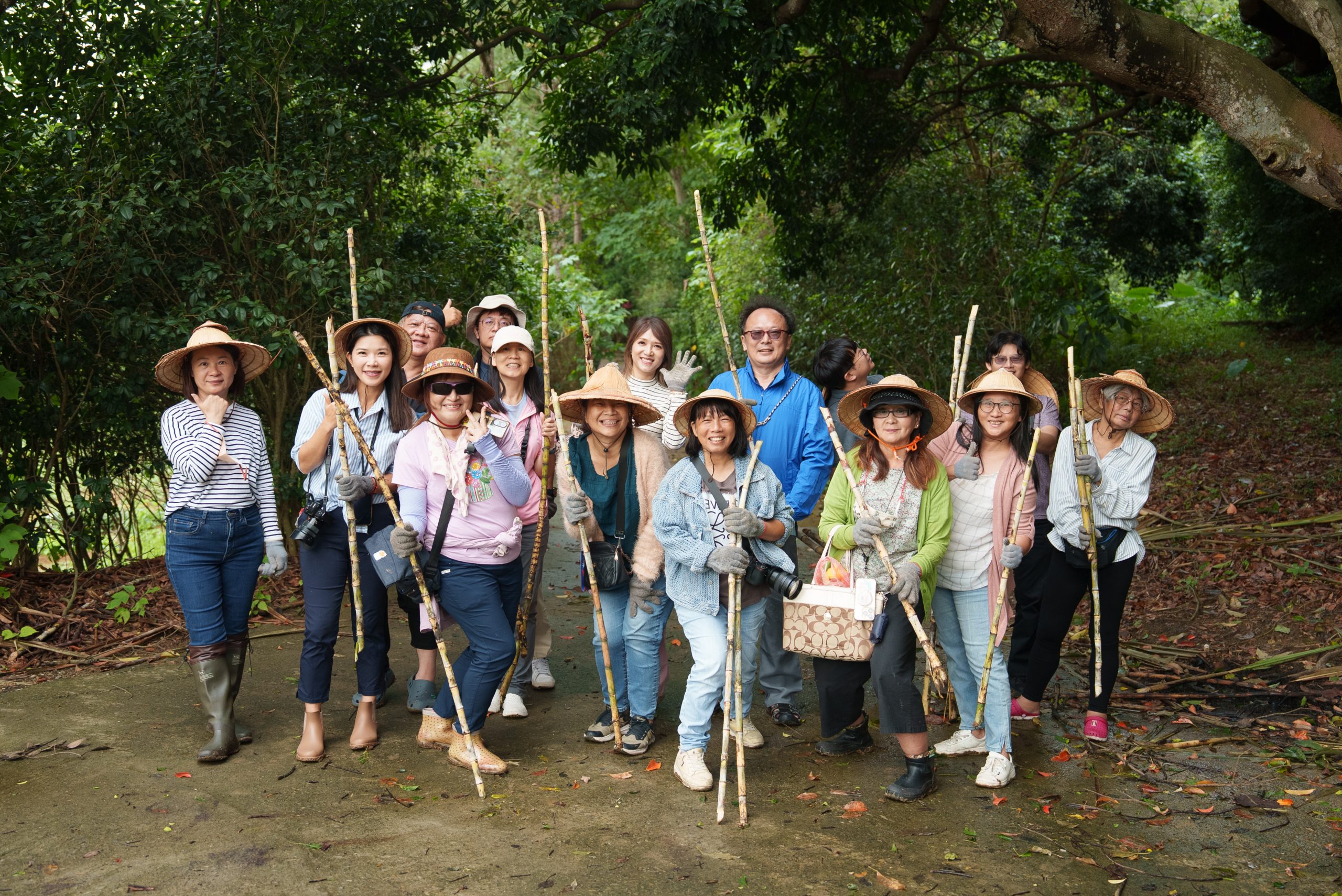 圖說媒體同業踩線團共同於寶山鄉新城社區進行採甘蔗農家體驗 - 報新聞 Mega News %E5%9C%96%E8%AA%AA%E5%AA%92%E9%AB%94%E5%90%8C%E6%A5%AD%E8%B8%A9%E7%B7%9A%E5%9C%98%E5%85%B1%E5%90%8C%E6%96%BC%E5%AF%B6%E5%B1%B1%E9%84%89%E6%96%B0%E5%9F%8E%E7%A4%BE%E5%8D%80%E9%80%B2%E8%A1%8C%E6%8E%A1%E7%94%98%E8%94%97%E8%BE%B2%E5%AE%B6%E9%AB%94%E9%A9%97 scaled 1