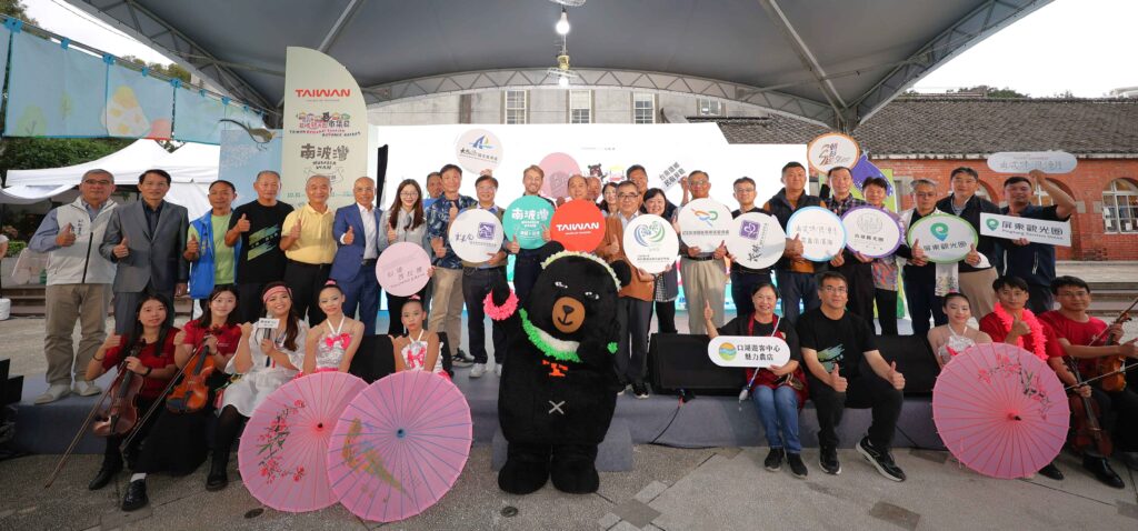 「南波灣 Number WAN」區域觀光圈市集日盛大開幕 南臺灣&澎湖跨區域共創,美食、手作、名人秘境大公開 民眾讚嘆彷彿一站體驗南臺灣精華 4 2025%E5%8D%80%E5%9F%9F%E8%A7%80%E5%85%89%E5%9C%88%E5%B8%82%E9%9B%86%E6%97%A5%E5%8D%97%E5%8D%80 %E6%BE%8E%E6%B9%96%E6%B4%BB%E5%8B%95%E5%BE%9E10%E6%9C%8831%E6%97%A5%E8%87%B311%E6%9C%882%E6%97%A5%E6%96%BC%E8%8F%AF%E5%B1%B11914%E6%96%87%E5%8C%96%E5%89%B5%E6%84%8F%E6%96%87%E5%8C%96%E5%9C%92%E5%8D%80%E7%9B%9B%E5%A4%A7%E9%96%8B 1