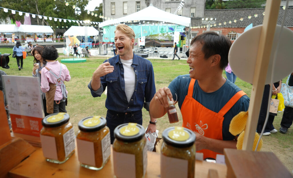 「南波灣 Number WAN」區域觀光圈市集日盛大開幕 南臺灣&澎湖跨區域共創,美食、手作、名人秘境大公開 民眾讚嘆彷彿一站體驗南臺灣精華 5 %E6%97%85%E5%B1%85%E8%87%BA%E7%81%A3%E5%A4%9A%E5%B9%B4%E7%9A%84%E6%B3%95%E7%B1%8D%E7%BE%8E%E9%A3%9F%E9%81%94%E4%BA%BA%E3%80%8C%E6%B3%95%E6%AF%94%E6%AD%90%E3%80%8D%E4%B9%9F%E8%92%9E%E8%87%A8%E5%8D%97%E6%B3%A2%E7%81%A3%E5%B8%82%E9%9B%86%E5%A4%A7%E5%95%96%E5%8D%97%E8%87%BA%E7%81%A3%E7%89%B9%E8%89%B2%E7%BE%8E%E9%A3%9F