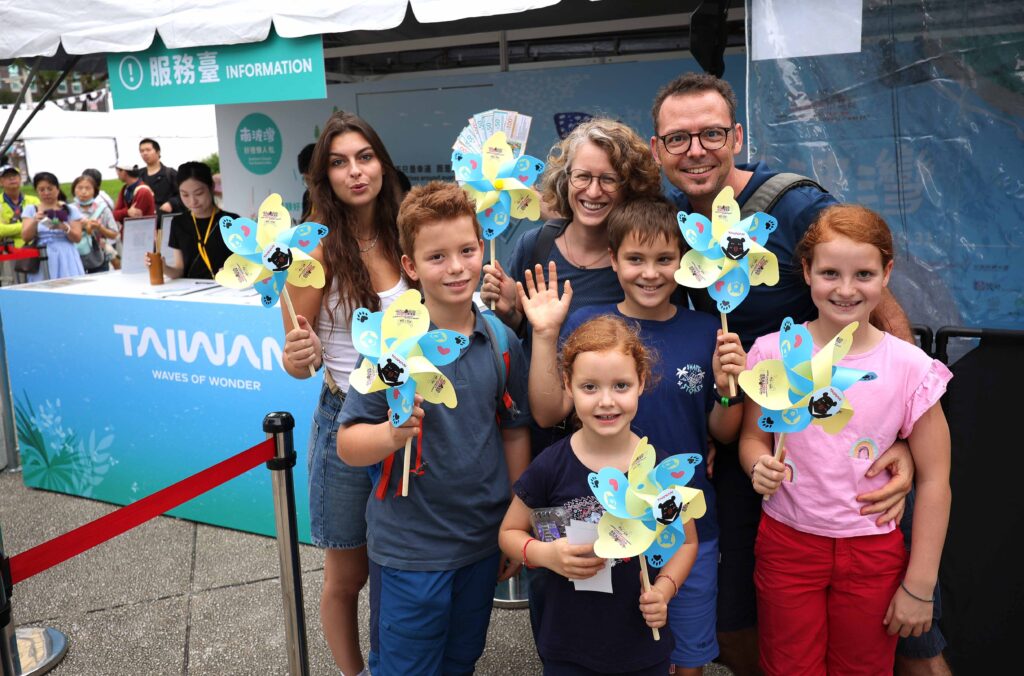 「南波灣 Number WAN」區域觀光圈市集日盛大開幕 南臺灣&澎湖跨區域共創,美食、手作、名人秘境大公開 民眾讚嘆彷彿一站體驗南臺灣精華 6 %E3%80%8C%E5%8D%97%E6%B3%A2%E7%81%A3Number WAN%E3%80%8D%E5%B8%82%E9%9B%86%E9%99%90%E5%AE%9A%E5%84%AA%E6%83%A0%E6%B4%BB%E5%8B%95 %E5%A4%96%E5%9C%8B%E4%BA%BA%E8%B8%B4%E8%BA%8D%E5%85%8C%E6%8F%9B%E5%8D%97%E6%B3%A2%E7%81%A3%E9%80%A0%E5%9E%8B%E9%A2%A8%E8%BB%8A%E8%88%87%E7%8F%BE%E9%87%91%E5%88%B8