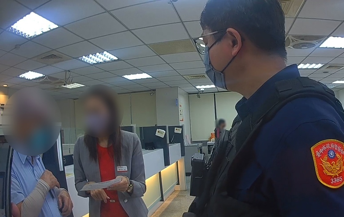 女性友人著急求助 - 報新聞 Mega News ▲圖說:82歲柯男欲臨櫃匯款3萬元資助「家人過世」的女網友,帳戶名稱與網友也對不起來,員警獲報趕來攔阻 (圖/台中市政府 提供)