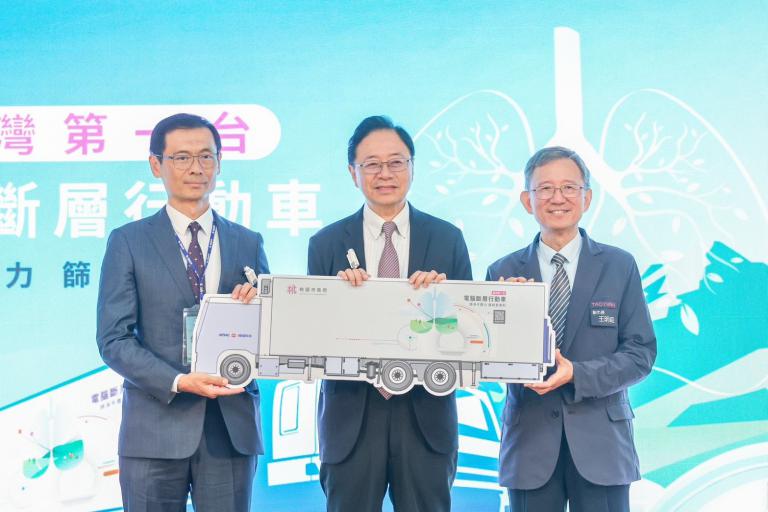 全國首創行動CT車啟用 張善政:補足偏鄉醫療缺口 3 20251031204009 62c530d7