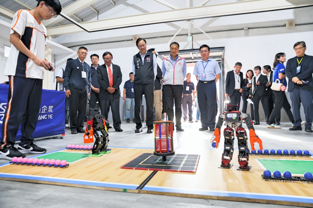 桃園經國國中冠軍隊展示人型機器人合球競賽_Fotor - 報新聞 Mega News %E6%A1%83%E5%9C%92%E7%B6%93%E5%9C%8B%E5%9C%8B%E4%B8%AD%E5%86%A0%E8%BB%8D%E9%9A%8A%E5%B1%95%E7%A4%BA%E4%BA%BA%E5%9E%8B%E6%A9%9F%E5%99%A8%E4%BA%BA%E5%90%88%E7%90%83%E7%AB%B6%E8%B3%BD Fotor