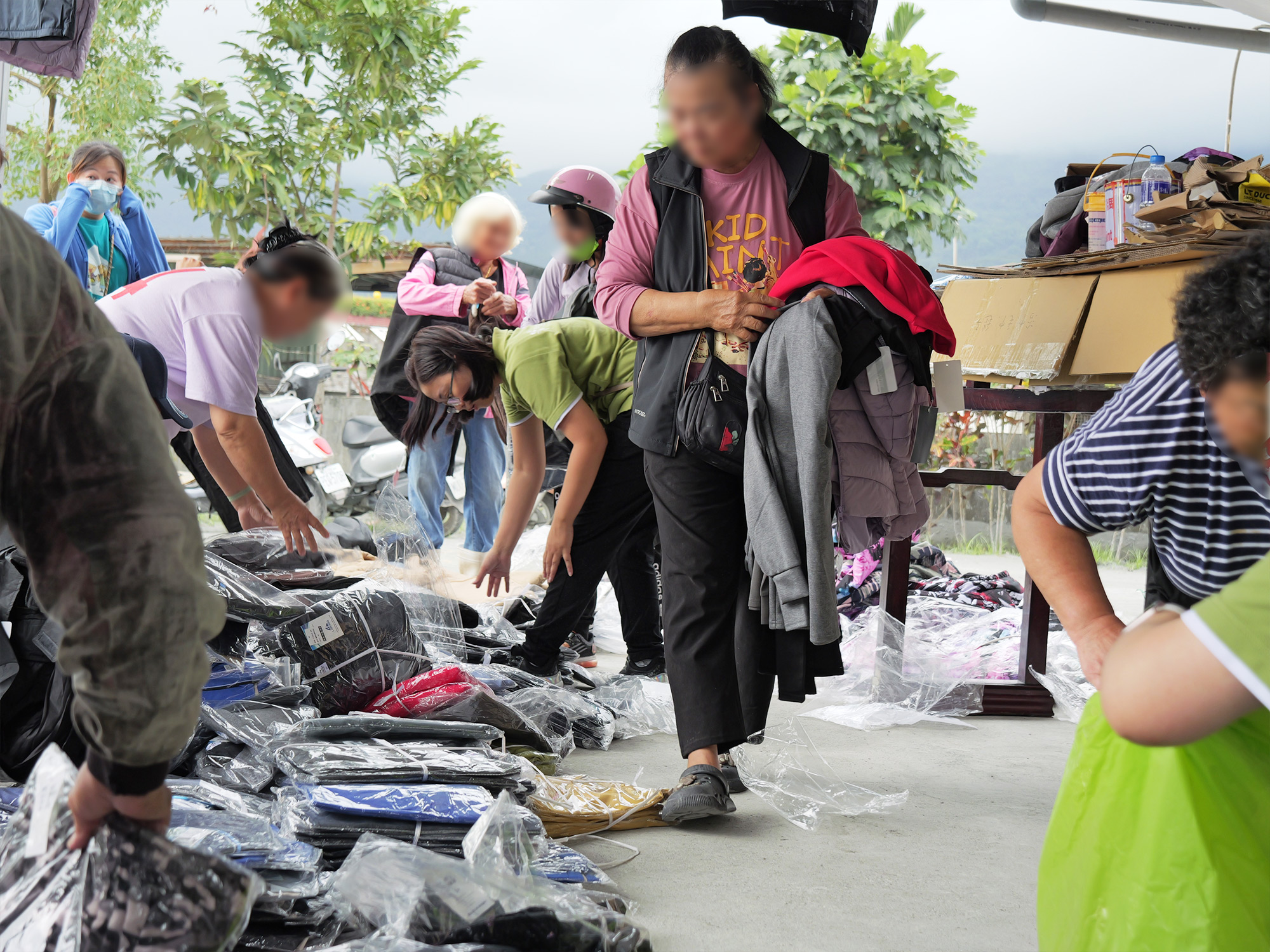 大同村四鄰的新衣送暖現場讓災民重拾生活尊嚴 - 報新聞 Mega News %E5%A4%A7%E5%90%8C%E6%9D%91%E5%9B%9B%E9%84%B0%E7%9A%84%E6%96%B0%E8%A1%A3%E9%80%81%E6%9A%96%E7%8F%BE%E5%A0%B4%E8%AE%93%E7%81%BD%E6%B0%91%E9%87%8D%E6%8B%BE%E7%94%9F%E6%B4%BB%E5%B0%8A%E5%9A%B4