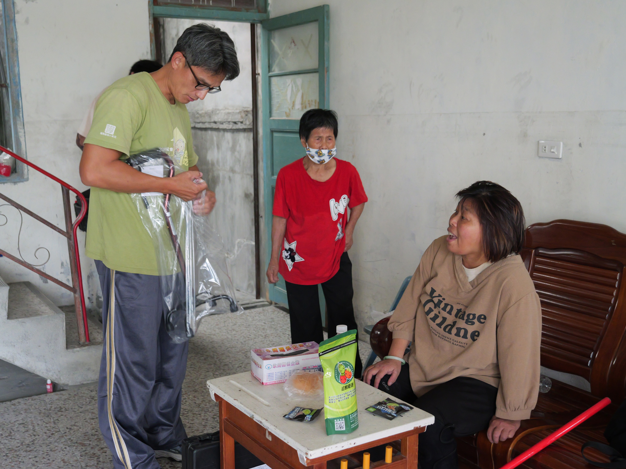 門諾基金會花蓮愛心輔具銀行將輔具及時送至陳姓母女家中並教學如何正確使用 - 報新聞 Mega News %E9%96%80%E8%AB%BE%E5%9F%BA%E9%87%91%E6%9C%83%E8%8A%B1%E8%93%AE%E6%84%9B%E5%BF%83%E8%BC%94%E5%85%B7%E9%8A%80%E8%A1%8C%E5%B0%87%E8%BC%94%E5%85%B7%E5%8F%8A%E6%99%82%E9%80%81%E8%87%B3%E9%99%B3%E5%A7%93%E6%AF%8D%E5%A5%B3%E5%AE%B6%E4%B8%AD%E4%B8%A6%E6%95%99%E5%AD%B8%E5%A6%82%E4%BD%95%E6%AD%A3%E7%A2%BA%E4%BD%BF%E7%94%A8