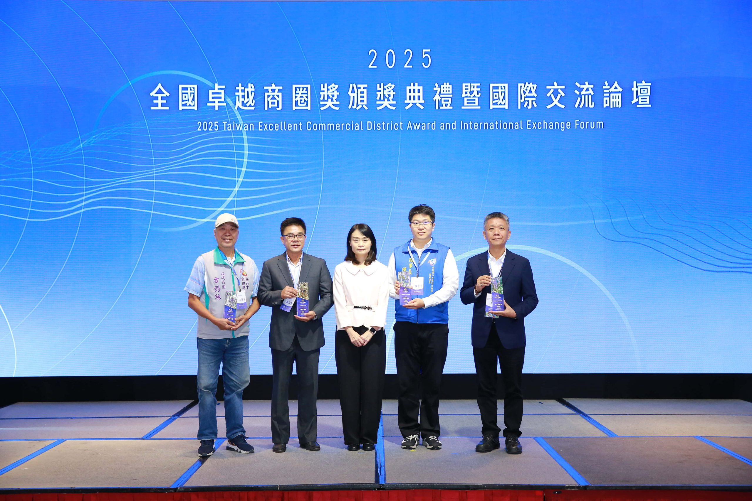 - 報新聞 Mega News %E5%9C%96%E8%AA%AA3%E6%A6%AE%E7%8D%B22025%E5%85%A8%E5%9C%8B%E5%8D%93%E8%B6%8A%E5%95%86%E5%9C%88%E5%8F%8B%E5%96%84%E7%92%B0%E5%A2%83%E7%8D%8E%E4%B9%8B%E5%9B%9B%E4%BD%8D%E5%95%86%E5%9C%88%E4%BB%A3%E8%A1%A8%E5%90%88%E5%BD%B1 scaled 1