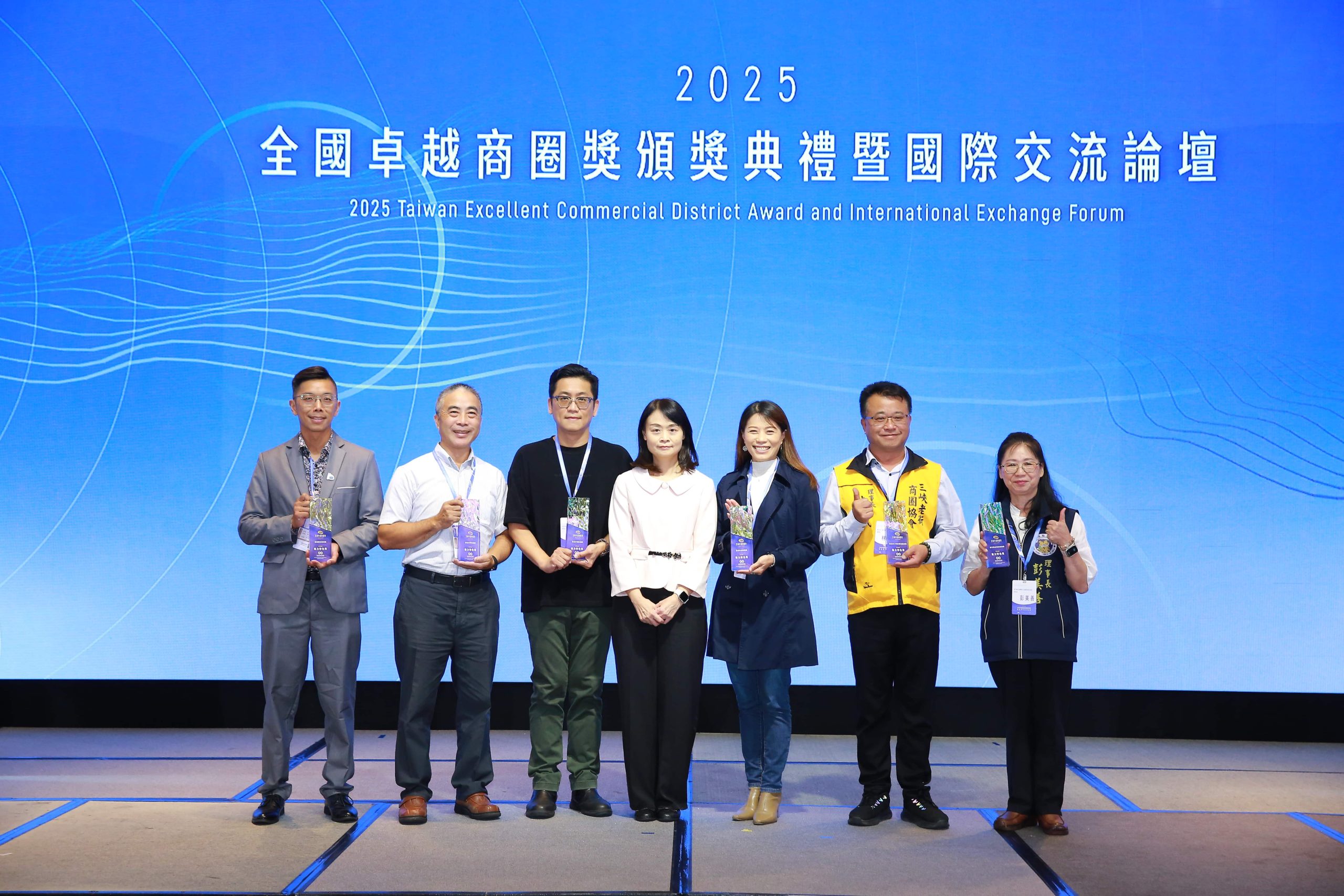 - 報新聞 Mega News %E5%9C%96%E8%AA%AA4%E6%A6%AE%E7%8D%B22025%E5%85%A8%E5%9C%8B%E5%8D%93%E8%B6%8A%E5%95%86%E5%9C%88%E9%AD%85%E5%8A%9B%E7%89%B9%E8%89%B2%E7%8D%8E%E4%B9%8B%E5%85%AD%E4%BD%8D%E5%95%86%E5%9C%88%E4%BB%A3%E8%A1%A8%E5%90%88%E5%BD%B1 scaled 1