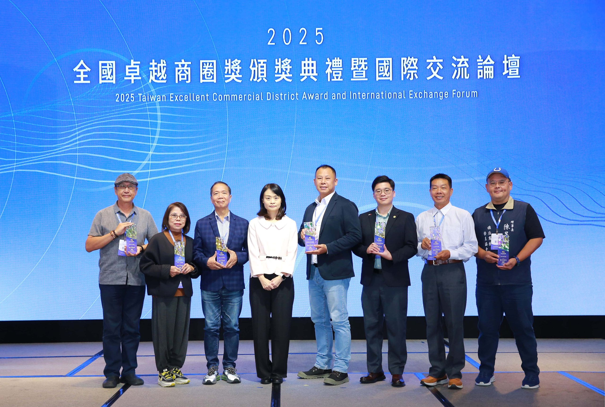 - 報新聞 Mega News %E5%9C%96%E8%AA%AA5%E6%A6%AE%E7%8D%B22025%E5%85%A8%E5%9C%8B%E5%8D%93%E8%B6%8A%E5%95%86%E5%9C%88%E8%A7%80%E5%85%89%E4%BA%AE%E9%BB%9E%E7%8D%8E%E4%B9%8B%E4%B8%83%E4%BD%8D%E5%95%86%E5%9C%88%E4%BB%A3%E8%A1%A8%E5%90%88%E5%BD%B1 scaled 1