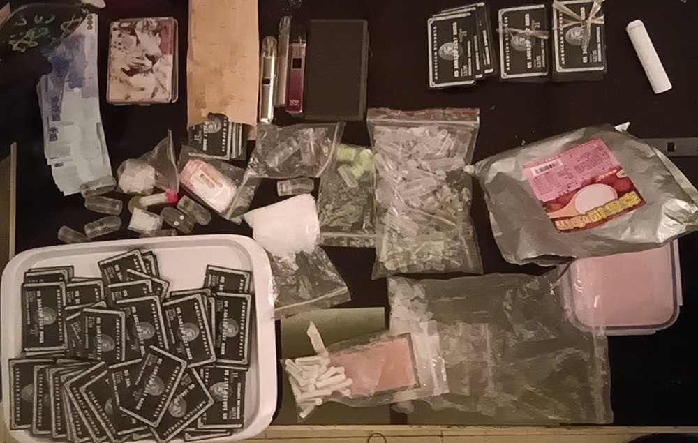 旅館內查扣咖啡包 - 報新聞 Mega News ▲圖說:警方於張嫌居住旅館內查扣咖啡包、愷他命、哈密瓜錠、依托咪酯煙油、煙彈等證物 (圖/台中市政府 提供)