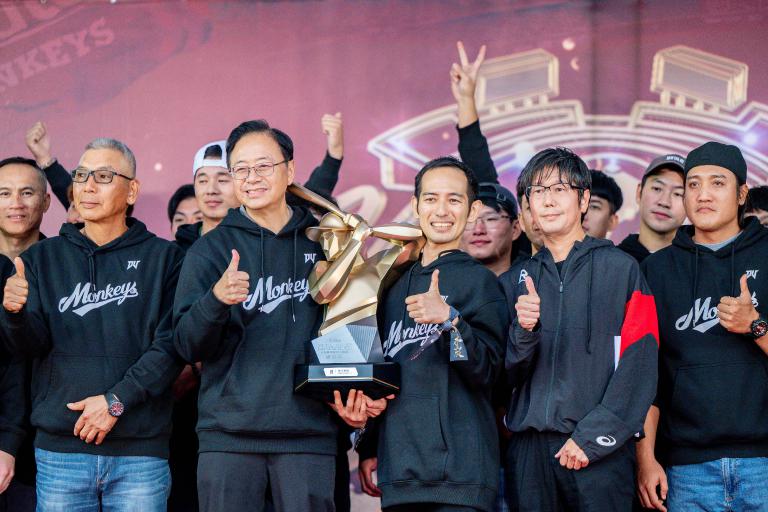 樂天桃猿封王遊行熱鬧登場 張市長:與球隊並肩再創冠軍榮耀 2 20251102205305 80d4921e