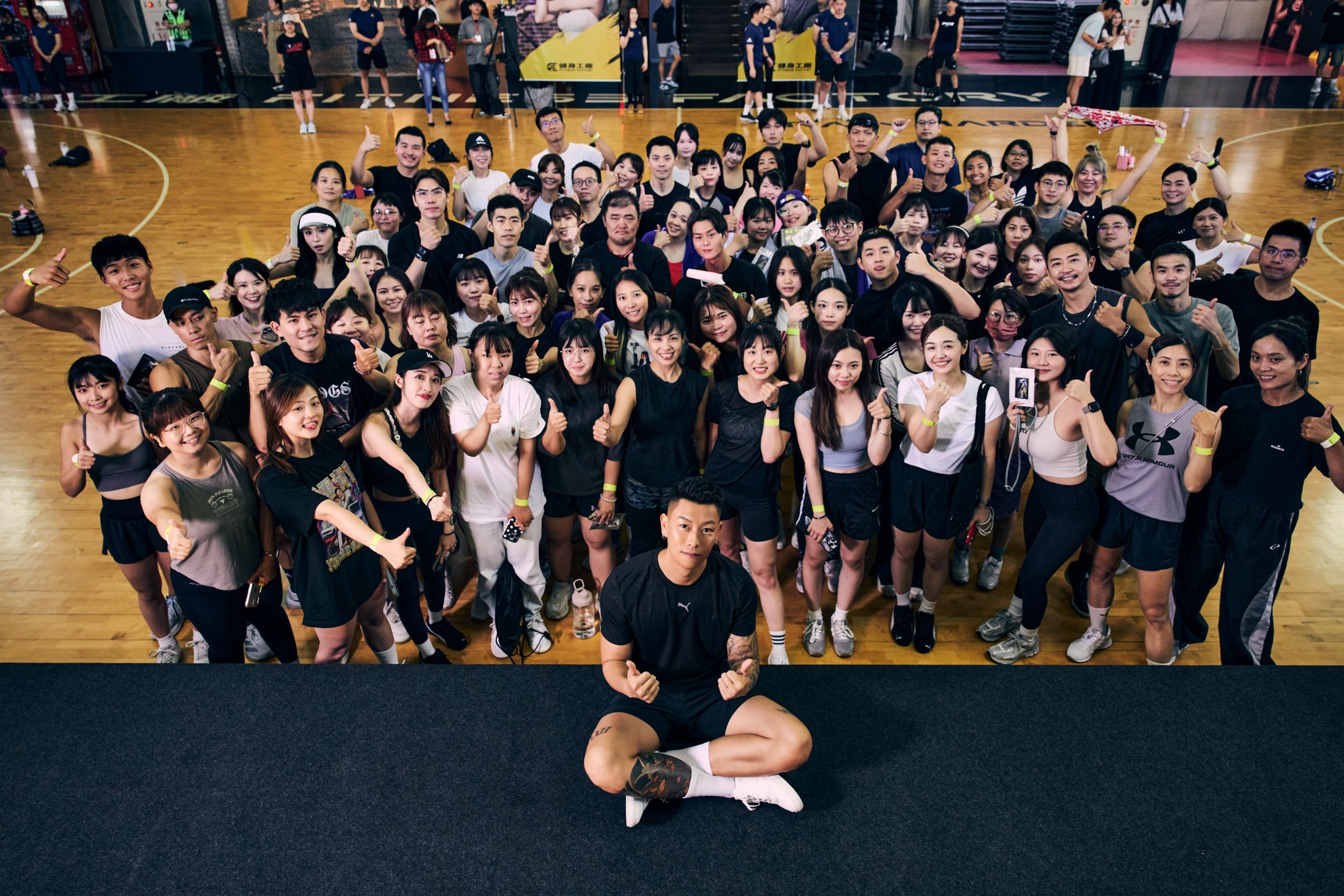 健身人一起用汗水與愛心溫暖社會!柏文20週年義賣二手運動衣助浪浪吃飽飽 E.SO驚喜現身年終會員派對 6 1762097125680