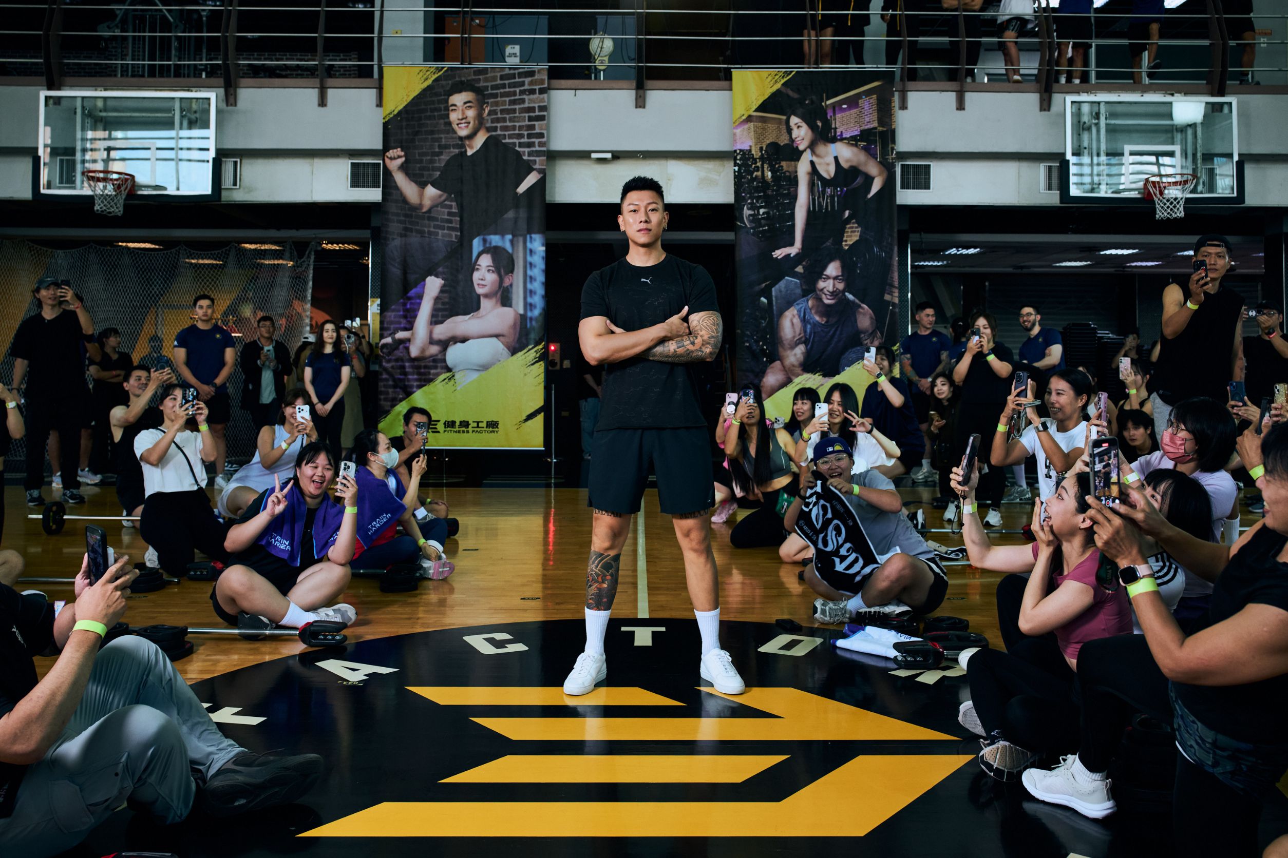 健身人一起用汗水與愛心溫暖社會!柏文20週年義賣二手運動衣助浪浪吃飽飽 E.SO驚喜現身年終會員派對 7 1762097128909