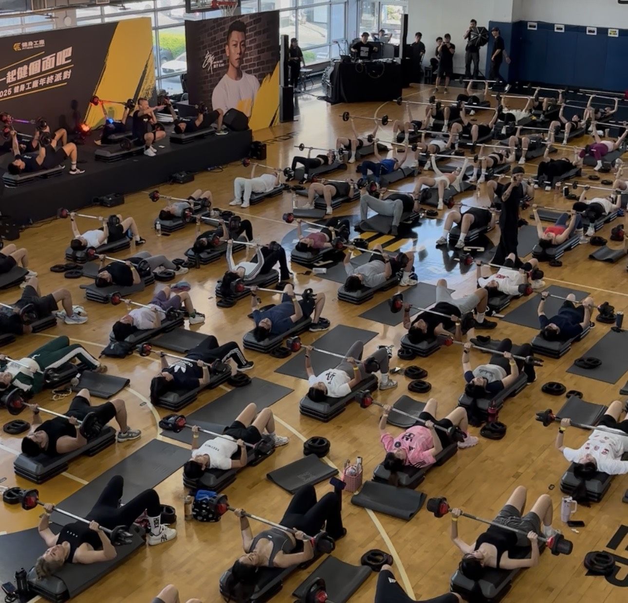 健身人一起用汗水與愛心溫暖社會!柏文20週年義賣二手運動衣助浪浪吃飽飽 E.SO驚喜現身年終會員派對 9 1762097134837