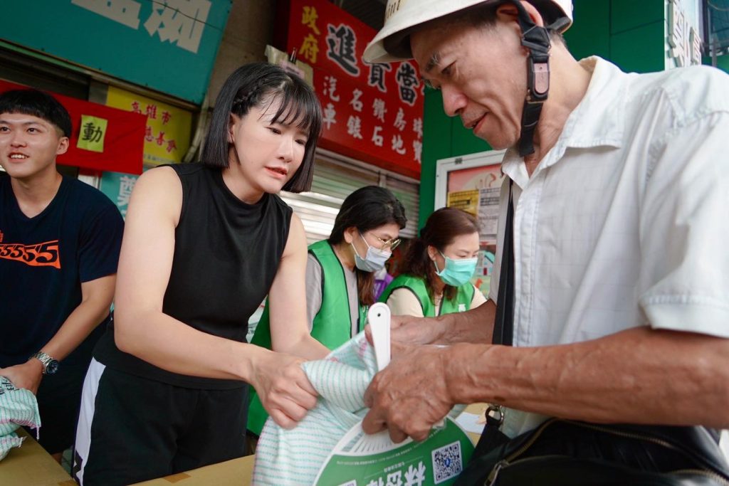 鄭孟洳中秋贈物資20250930 - 報新聞 Mega News %E9%84%AD%E5%AD%9F%E6%B4%B3%E4%B8%AD%E7%A7%8B%E8%B4%88%E7%89%A9%E8%B3%8720250930 1024x683 1