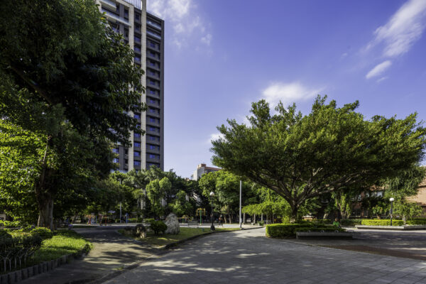 定簽8% 總價1200萬起,買三重市心重陽路門牌 5 大同公園距離新富雙宇基地僅約一分鐘步行路程,綠地面積達三千六百坪,為周邊居民提供舒適的休憩環境與自然綠意。買家不必遠行,就能在生活圈內享受森林感的綠意氛圍。對許多首購族與小家庭來說,能在市心地段同時擁有綠地與便捷生活,是提升居住品質的重要條件。圖/業者提供