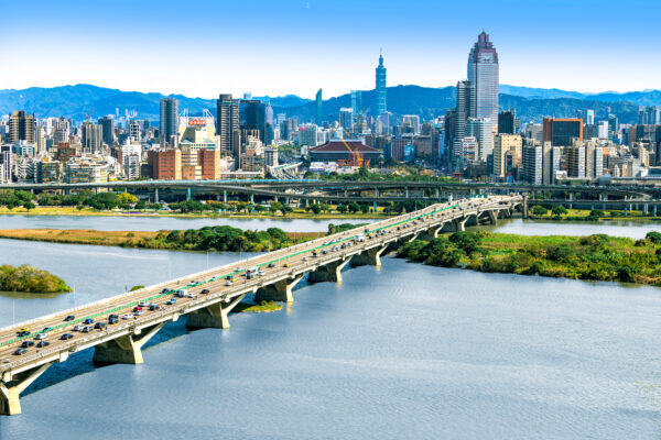 定簽8% 總價1200萬起,買三重市心重陽路門牌 6 新富雙宇基地與台北市僅隔一座重新橋,車程約十分鐘即可抵達台北車站及雙子星規劃區(資料來源:Google 地圖,時間依實際交通狀況為準)。對於每日通勤雙北的上班族而言,住在三重重陽路不僅能享受成熟生活圈,也能快速串聯台北市核心,兼具便利與效率。圖/業者提供