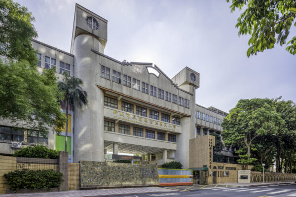 定簽8% 總價1200萬起,買三重市心重陽路門牌 7 修德國際雙語國小距離新富雙宇基地不遠,步行即可抵達。學校擁有完善的教學環境與穩定的學習氛圍,是三重在地知名的優質學區之一。對於重視教育資源的年輕家庭而言,鄰近學校的便利性不僅提升生活品質,也讓孩子的通學更安全、更省時。實際入學條件依主管機關公告為準。圖/業者提供