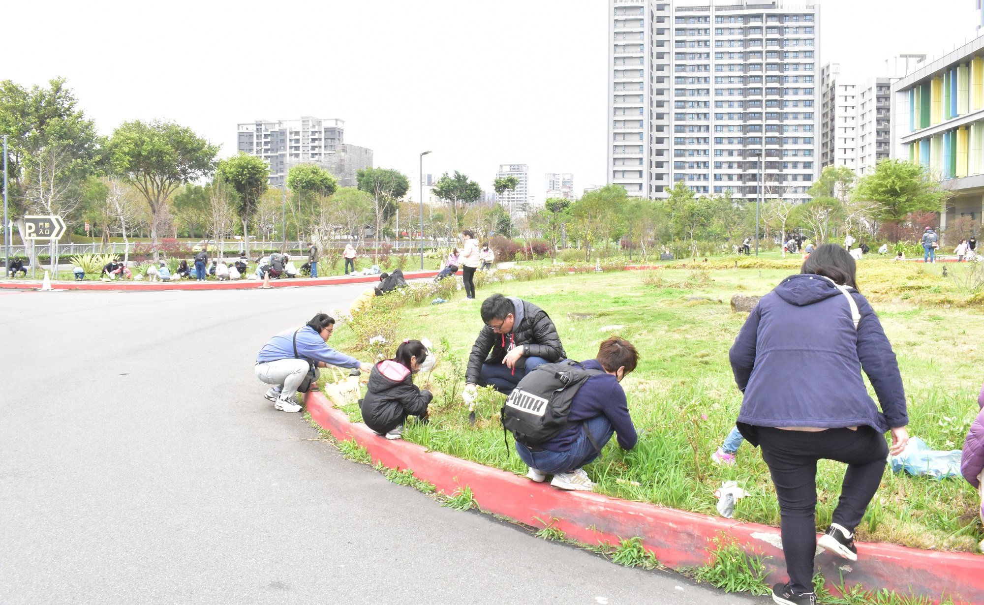 圖說新竹臺大分院舉辦植樹活動員工與眷屬攜手共植約600棵樹打造低碳友善的綠色醫療環境實踐環境永續E行動 - 報新聞 Mega News %E5%9C%96%E8%AA%AA%E6%96%B0%E7%AB%B9%E8%87%BA%E5%A4%A7%E5%88%86%E9%99%A2%E8%88%89%E8%BE%A6%E6%A4%8D%E6%A8%B9%E6%B4%BB%E5%8B%95%E5%93%A1%E5%B7%A5%E8%88%87%E7%9C%B7%E5%B1%AC%E6%94%9C%E6%89%8B%E5%85%B1%E6%A4%8D%E7%B4%84600%E6%A3%B5%E6%A8%B9%E6%89%93%E9%80%A0%E4%BD%8E%E7%A2%B3%E5%8F%8B%E5%96%84%E7%9A%84%E7%B6%A0%E8%89%B2%E9%86%AB%E7%99%82%E7%92%B0%E5%A2%83%E5%AF%A6%E8%B8%90%E7%92%B0%E5%A2%83%E6%B0%B8%E7%BA%8CE%E8%A1%8C%E5%8B%95