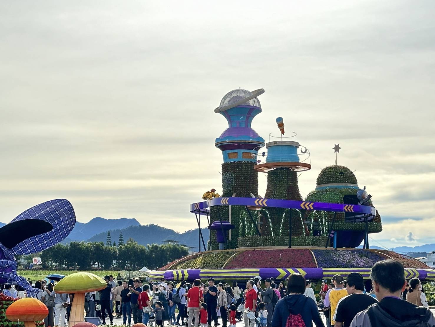 %E9%96%8B%E5%B9%95%E9%A6%96%E6%97%A5%E7%8F%BE%E5%A0%B4%E6%B9%A7%E5%85%A5%E5%A4%A7%E6%89%B9%E6%B0%91%E7%9C%BE2