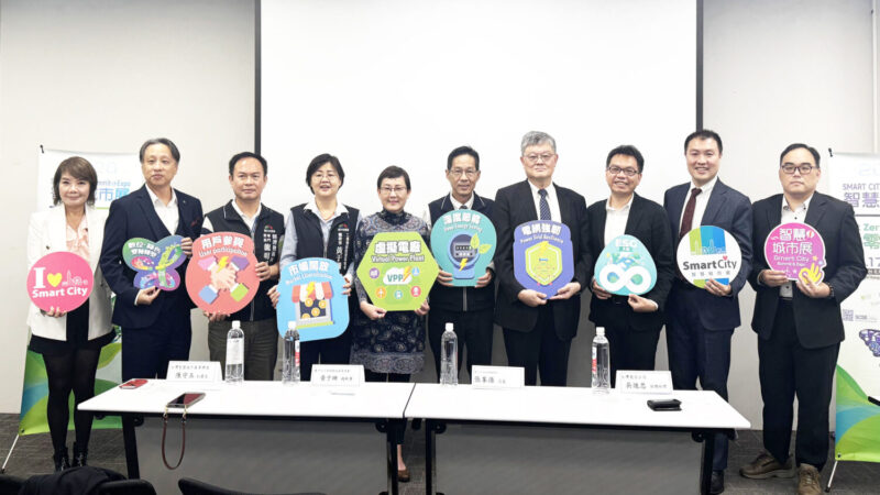 雲門舞集2 - 報新聞 Mega News ▲圖說:雲門舞集《毛月亮》於8月9日在臺中市政府前廣場熱情演出,警犬隊偵爆犬實施場地維安 (圖/台中市政府 提供)