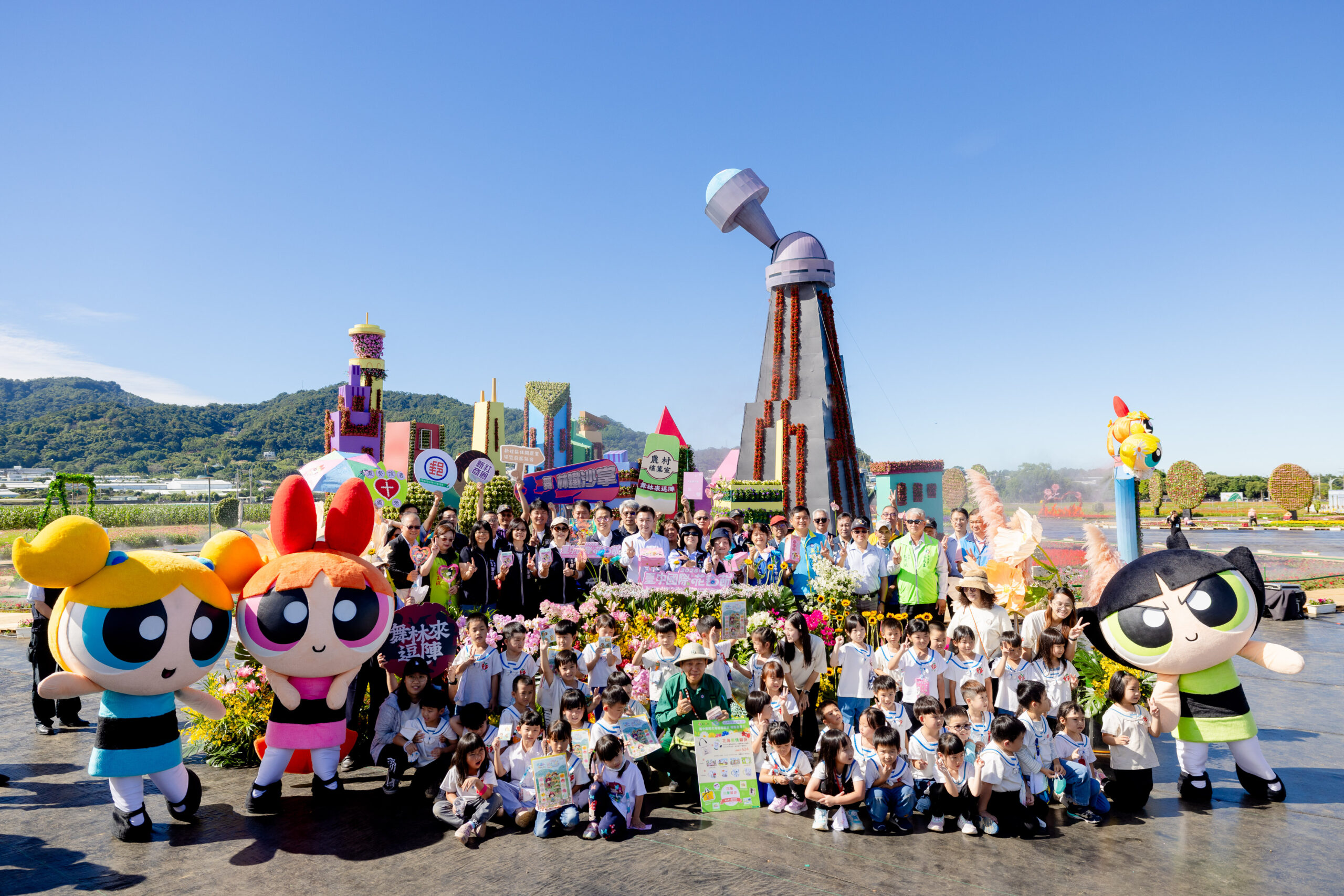 %E7%8F%BE%E5%A0%B4%E8%B2%B4%E8%B3%93 %E5%9C%A8%E5%9C%B0%E5%B9%BC%E5%85%92%E5%9C%92%E5%B0%8F%E6%9C%8B%E5%8F%8B%E8%88%87%E9%A3%9B%E5%A4%A9%E5%B0%8F%E5%A5%B3%E8%AD%A6%E5%81%B6%E8%A3%9D%E9%96%8B%E5%BF%83%E5%A4%A7%E5%90%88%E7%85%A7 scaled