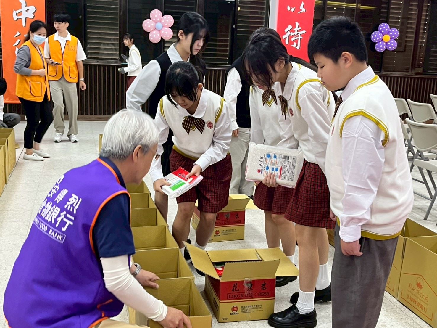 %E5%AE%98%E7%B6%B2 %E5%9C%A8%E5%90%84%E7%95%8C%E4%BB%A3%E8%A1%A8%E8%88%87%E5%AD%B8%E7%94%9F%E5%88%86%E5%B7%A5%E5%90%88%E4%BD%9C%E4%B8%8B%E9%80%90%E4%B8%80%E7%89%A9%E8%B3%87%E8%A3%9D%E5%85%A5200%E5%80%8B%E9%A3%9F%E7%89%A9%E7%AE%B1