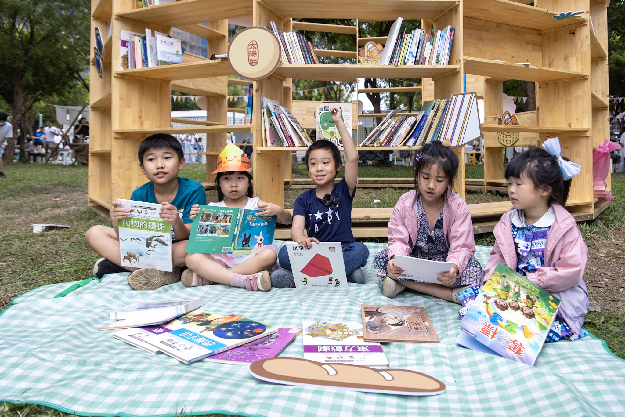 公共閱讀與城市治理 台中漂書架的經濟學 8 03 %E5%A4%A7%E5%B0%8F%E6%9C%8B%E5%8F%8B%E5%9C%A8%E8%8D%89%E5%9C%B0%E4%B8%8A%E5%B8%AD%E5%9C%B0%E7%BF%BB%E9%96%B1 %E4%BA%AB%E5%8F%97%E6%9B%B8%E9%A6%99%E8%88%87%E8%87%AA%E7%84%B6%E4%BA%A4%E8%9E%8D%E7%9A%84%E6%82%A0%E9%96%92%E6%99%82%E5%85%89