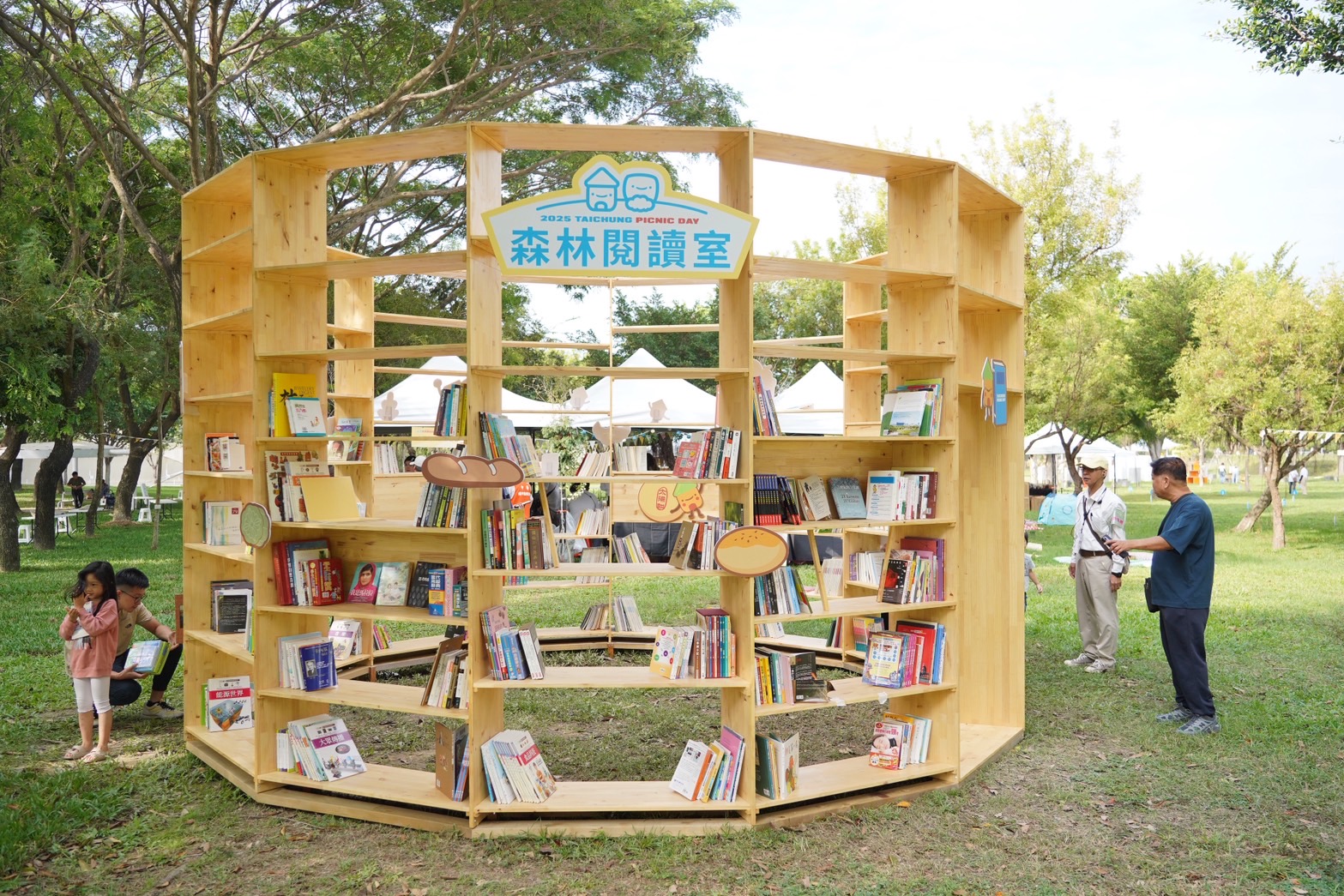 公共閱讀與城市治理 台中漂書架的經濟學 9 02 %E8%87%BA%E4%B8%AD%E5%B8%82%E6%99%AF%E8%A7%80%E5%B7%A5%E7%A8%8B%E5%95%86%E6%A5%AD%E5%90%8C%E6%A5%AD%E5%85%AC%E6%9C%83%E5%9C%A8 %E6%A8%82%E8%AE%80%E8%8D%89%E5%8E%9F%E5%8D%80 %E6%89%93%E9%80%A0%E7%9A%84%E5%A4%A7%E5%9E%8B%E6%BC%82%E6%9B%B8%E6%9B%B8%E6%9E%B6%E6%88%90%E7%82%BA%E7%84%A6%E9%BB%9E