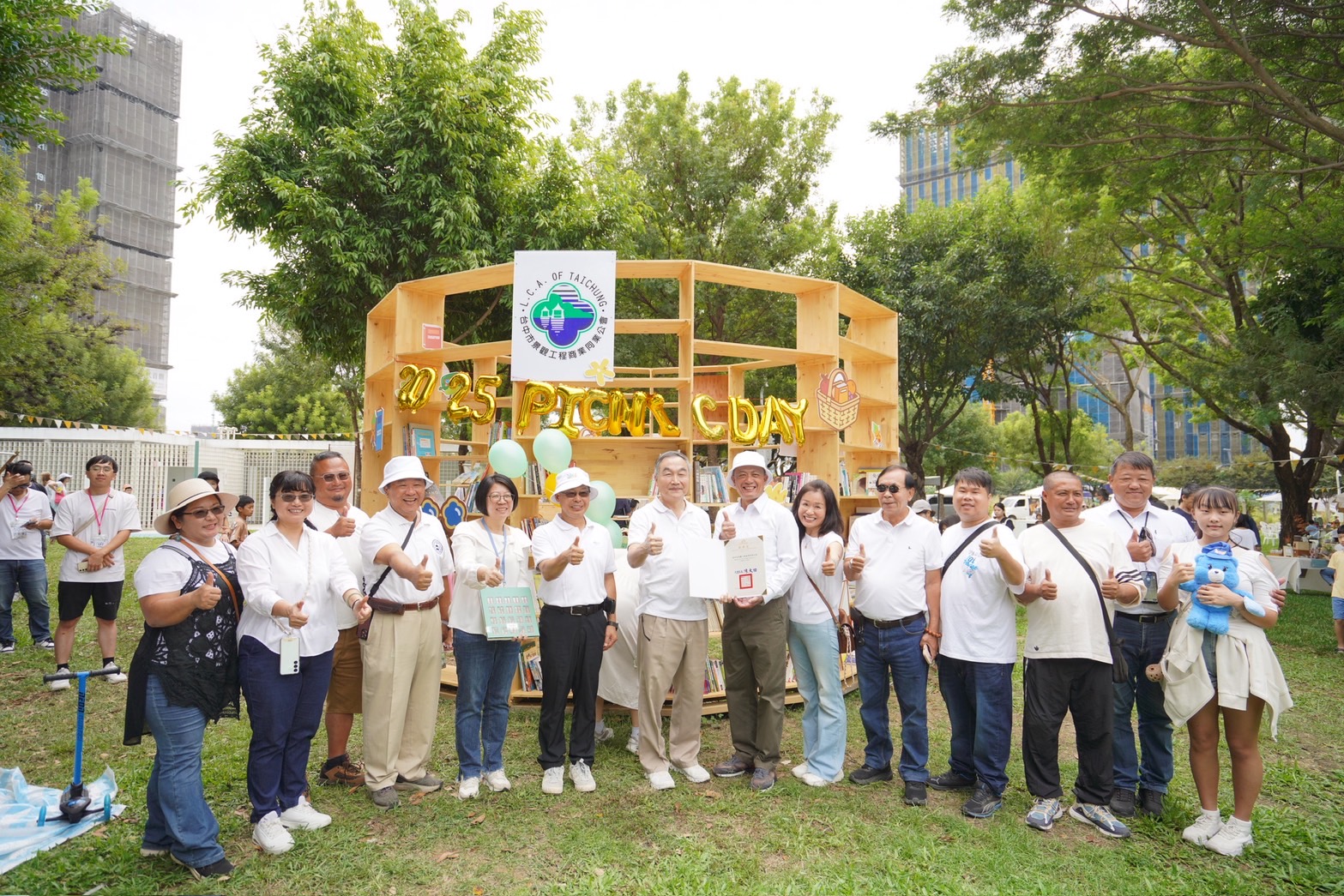 公共閱讀與城市治理 台中漂書架的經濟學 13 01 %E5%A4%A7%E5%9E%8B%E6%BC%82%E6%9B%B8%E6%9E%B6 %E5%90%B8%E7%9D%9B%E7%99%BB%E5%A0%B4 %E4%B8%AD%E5%A4%AE%E5%85%AC%E5%9C%92%E9%87%8E%E9%A4%90%E6%97%A5%E5%85%B1%E4%BA%AB%E6%9B%B8%E9%A6%99%E8%87%AA%E7%94%B1%E5%B8%B6%E5%9B%9E%E5%AE%B6