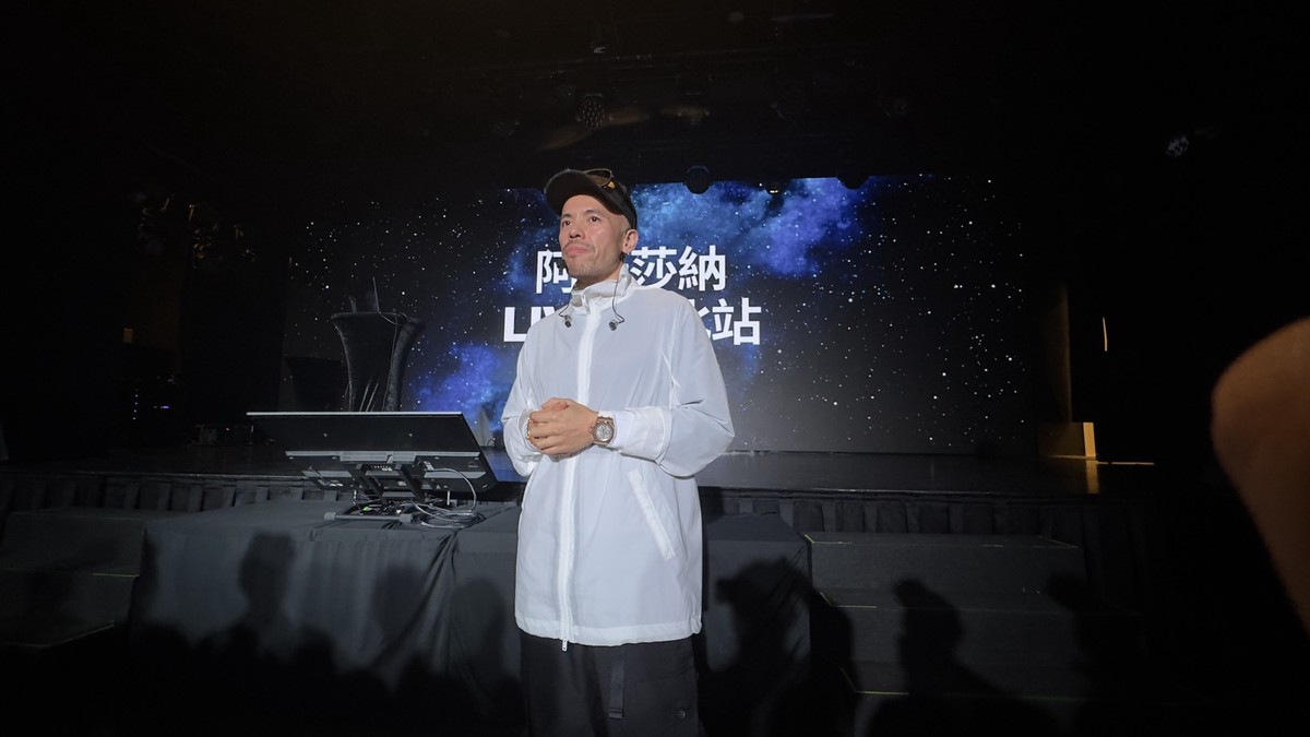 阿卡莎納台灣顯化奇蹟課程 從億萬富翁轉型國際靈性講師變身國際歌手 混亂時代只想翻轉更多人生命 6 e673bc09 11f7 4f4a ab0e b7ff641f2283