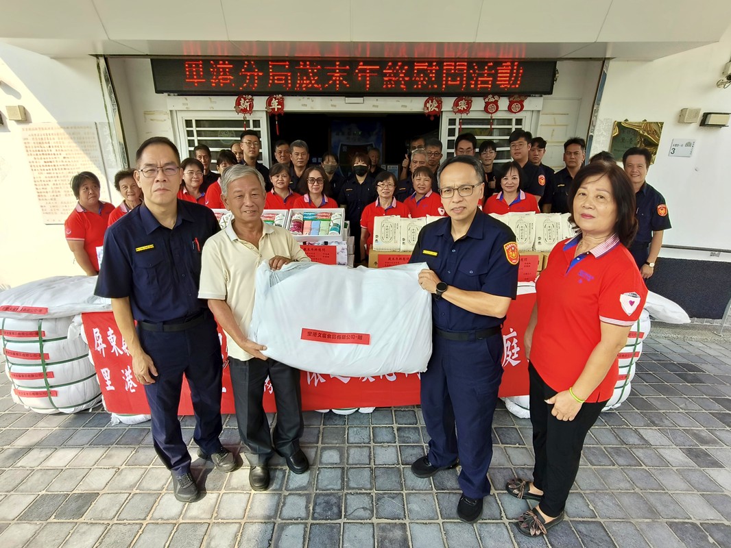 里港警募集棉被、白米助弱勢家庭溫馨過年 6 d8946400 961c 443a b859 ea5ed639a742 176241257403580903108045363