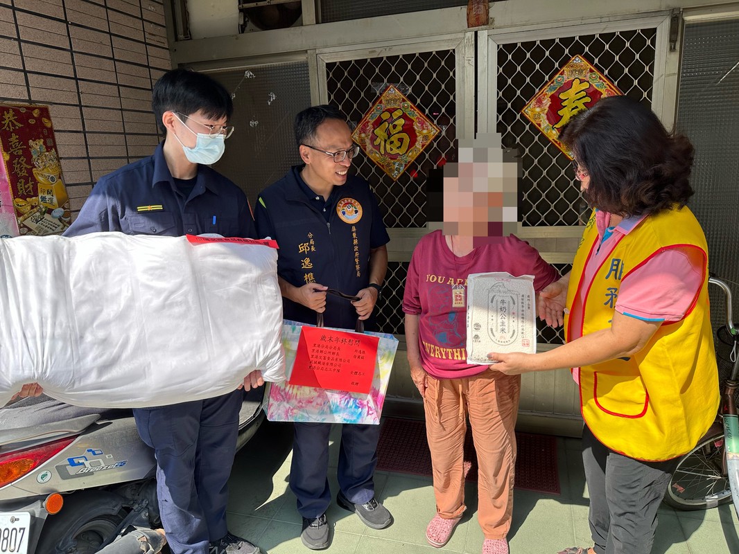 里港警募集棉被、白米助弱勢家庭溫馨過年 7 d8946400 961c 443a b859 ea5ed639a742 176241278377508876908856735