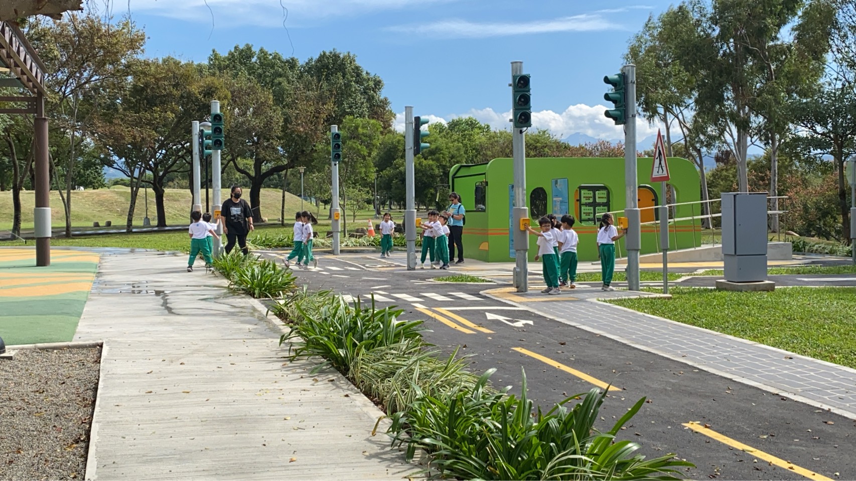 04 %E5%85%BC%E5%85%B7%E4%BC%91%E6%86%A9 %E6%95%99%E8%82%B2%E8%88%87%E8%A6%AA%E5%AD%90%E5%85%B1%E6%A8%82 %E4%B9%9F%E5%90%B8%E5%BC%95%E9%99%84%E8%BF%91%E7%9A%84%E5%B9%BC%E7%A8%9A%E5%9C%92%E5%88%B0%E5%85%AC%E5%9C%92%E5%85%A7%E9%80%B2%E8%A1%8C%E6%95%99%E5%AD%B8%E9%81%8A%E6%A8%82 0