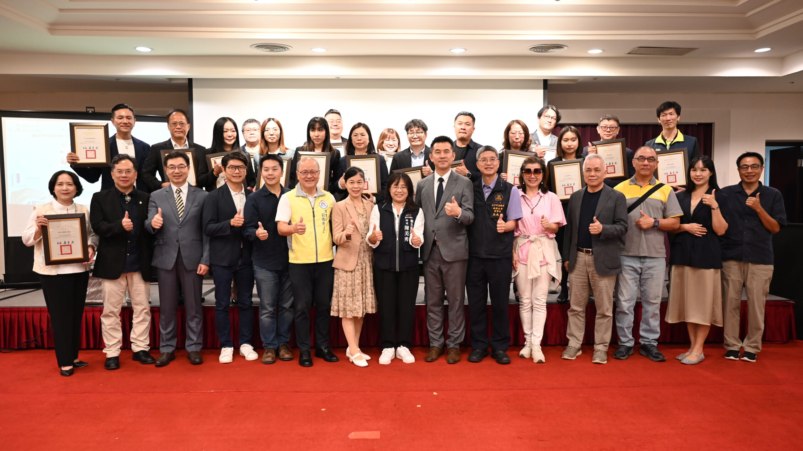 低碳旅宿的「綠色矛盾」? 台中觀光永續真實挑戰探討 10 2025%E5%B9%B4%E9%80%9A%E9%81%8E%E4%BD%8E%E7%A2%B3%E6%97%85%E9%A4%A8%E8%AA%8D%E8%AD%89%E6%A5%AD%E8%80%85%E5%90%88%E7%85%A7 0 scaled