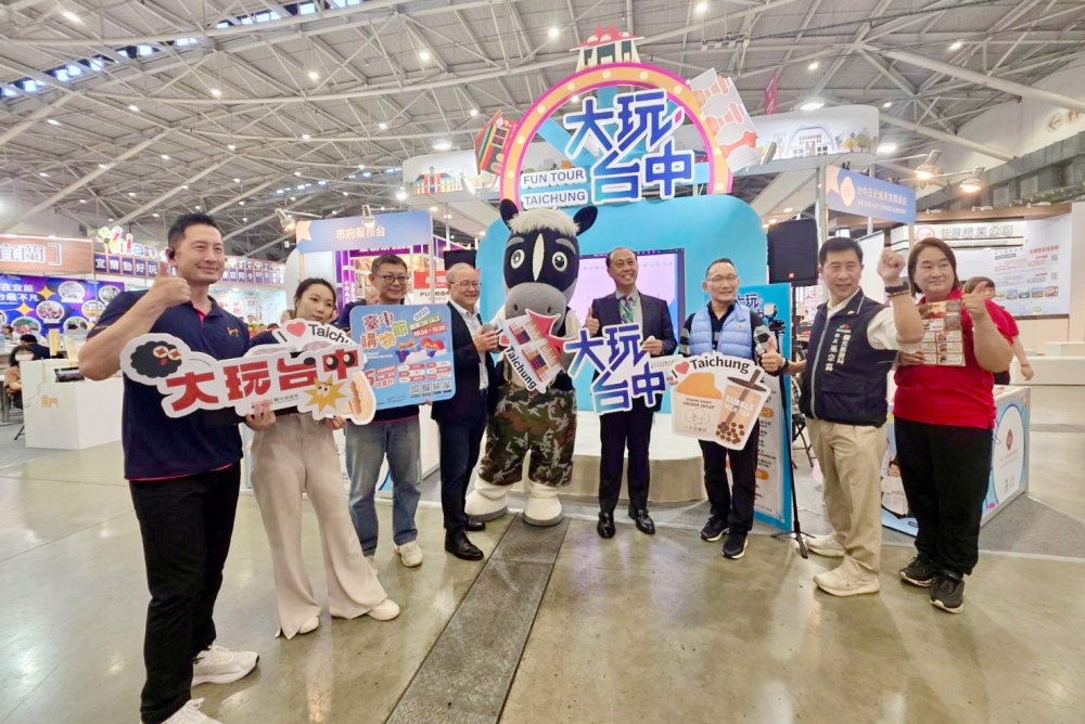 00001 - 報新聞 Mega News 台中市旅行商業同業公會理事長至台中館加油打氣(圖/業者提供)