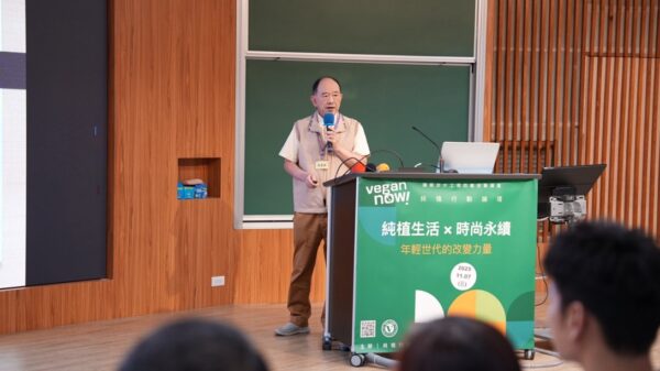 2025純植行動論壇新竹開講 大學校園匯集「年輕世代的改變力量」 7 ▲英國牛津大學神經學博士陳惟華表示,植物性食物是化解氣候變遷災難之道,也是甲烷減排救地球的最快途徑。(圖/純植行動聯盟提供)