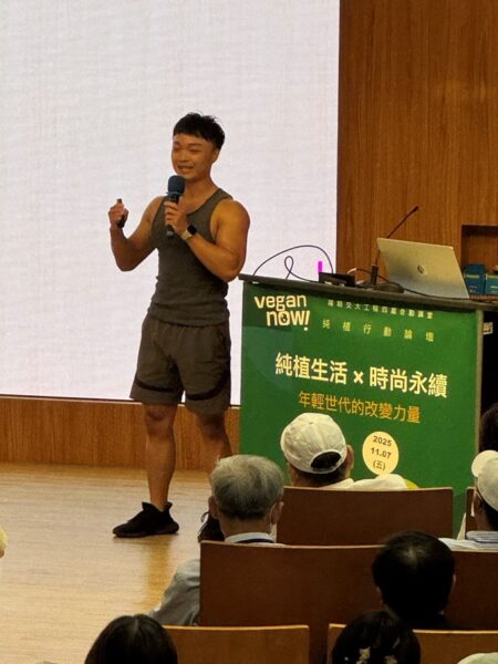 2025純植行動論壇新竹開講 大學校園匯集「年輕世代的改變力量」 8 ▲2025 World Gym Summer Body冠軍、純素健美選手兼模特兒林承履,分享他在訓練中的純植飲食策略與信念。(圖/純植行動聯盟提供)