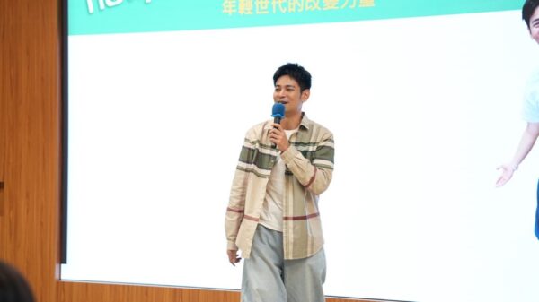 2025純植行動論壇新竹開講 大學校園匯集「年輕世代的改變力量」 10 ▲知名藝人楊子儀受邀講述,他以藝人身分茹素並創辦蔬食餐廳的生命態度。(圖/純植行動聯盟提供)