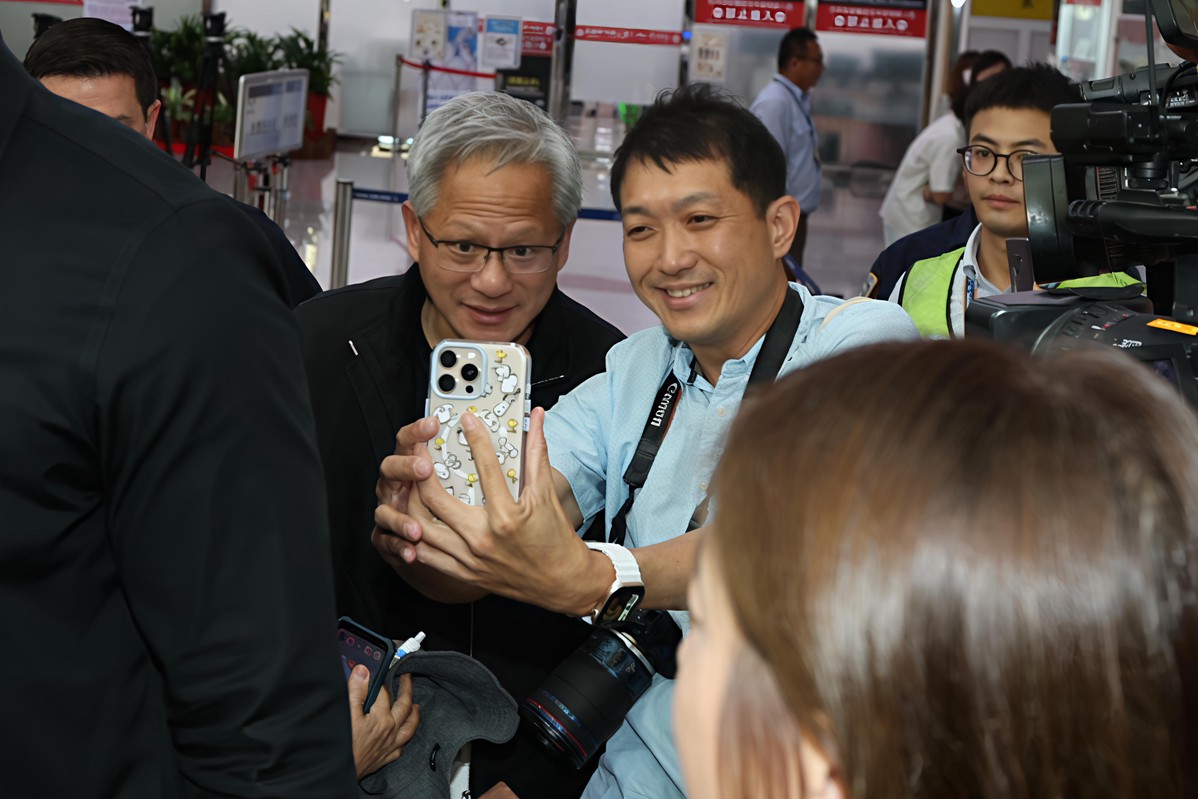 黃仁勳搭專機快閃台南 視察台積電3奈米產線並將出席運動會 8 b856ce79 5416 405d 8ae9 abb5d7fc54d0 176252210342781276708168741