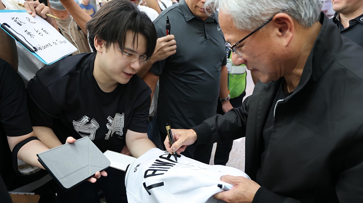 黃仁勳搭專機快閃台南 視察台積電3奈米產線並將出席運動會 9 b856ce79 5416 405d 8ae9 abb5d7fc54d0 176252219657015415402042499