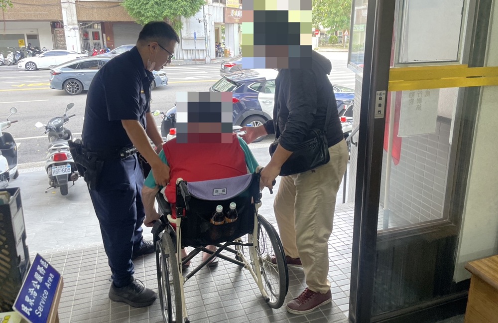 8旬謝姓老翁 - 報新聞 Mega News ▲圖說:8旬謝姓老翁獨自搭計程車外出「尋妻」卻迷路街頭,員警將其接至派出所休息,並連絡上兒子前來帶回 (圖/台中市政府 提供)