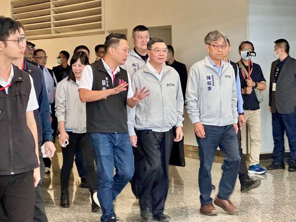 卓揆率隊赴桃機視察邊境防疫 蘇俊賓呼籲中央與地方共同面對、合作解決 17 f 29155565 1