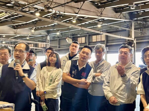 卓揆率隊赴桃機視察邊境防疫 蘇俊賓呼籲中央與地方共同面對、合作解決 18 f 29155566 1