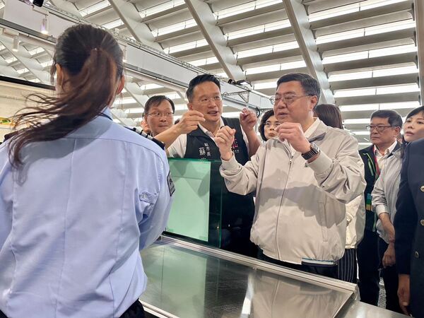 卓揆率隊赴桃機視察邊境防疫 蘇俊賓呼籲中央與地方共同面對、合作解決 19 f 29155567 1