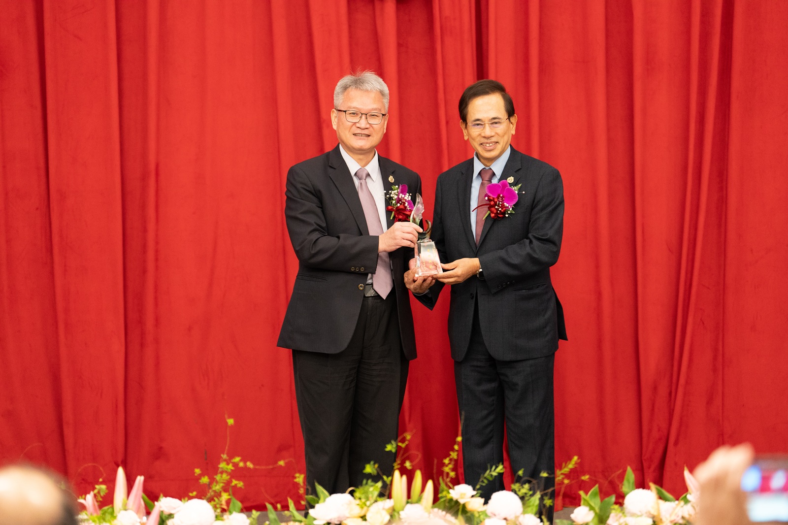 01-中山醫大於65週年校慶頒授吳元煌名譽博士學位由同窗邱文達右代為領取左為校長 - 報新聞 Mega News 01 %E4%B8%AD%E5%B1%B1%E9%86%AB%E5%A4%A7%E6%96%BC65%E9%80%B1%E5%B9%B4%E6%A0%A1%E6%85%B6%E9%A0%92%E6%8E%88%E5%90%B3%E5%85%83%E7%85%8C%E5%90%8D%E8%AD%BD%E5%8D%9A%E5%A3%AB%E5%AD%B8%E4%BD%8D%E7%94%B1%E5%90%8C%E7%AA%97%E9%82%B1%E6%96%87%E9%81%94%E5%8F%B3%E4%BB%A3%E7%82%BA%E9%A0%98%E5%8F%96%E5%B7%A6%E7%82%BA%E6%A0%A1%E9%95%B7