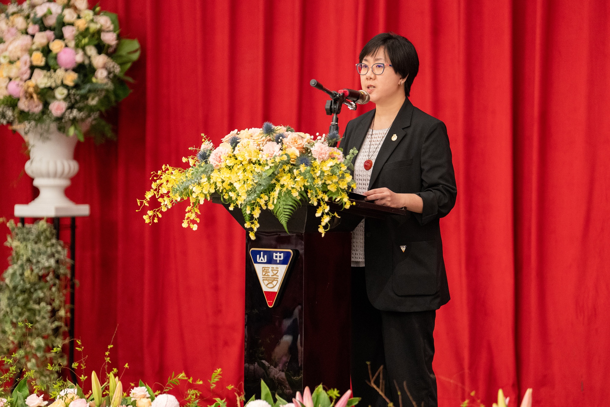 04-財團法人中山醫學大學董事長周英香感念創辦人與歷任董事長的奉獻期許學校以創新 - 報新聞 Mega News 04 %E8%B2%A1%E5%9C%98%E6%B3%95%E4%BA%BA%E4%B8%AD%E5%B1%B1%E9%86%AB%E5%AD%B8%E5%A4%A7%E5%AD%B8%E8%91%A3%E4%BA%8B%E9%95%B7%E5%91%A8%E8%8B%B1%E9%A6%99%E6%84%9F%E5%BF%B5%E5%89%B5%E8%BE%A6%E4%BA%BA%E8%88%87%E6%AD%B7%E4%BB%BB%E8%91%A3%E4%BA%8B%E9%95%B7%E7%9A%84%E5%A5%89%E7%8D%BB%E6%9C%9F%E8%A8%B1%E5%AD%B8%E6%A0%A1%E4%BB%A5%E5%89%B5%E6%96%B0