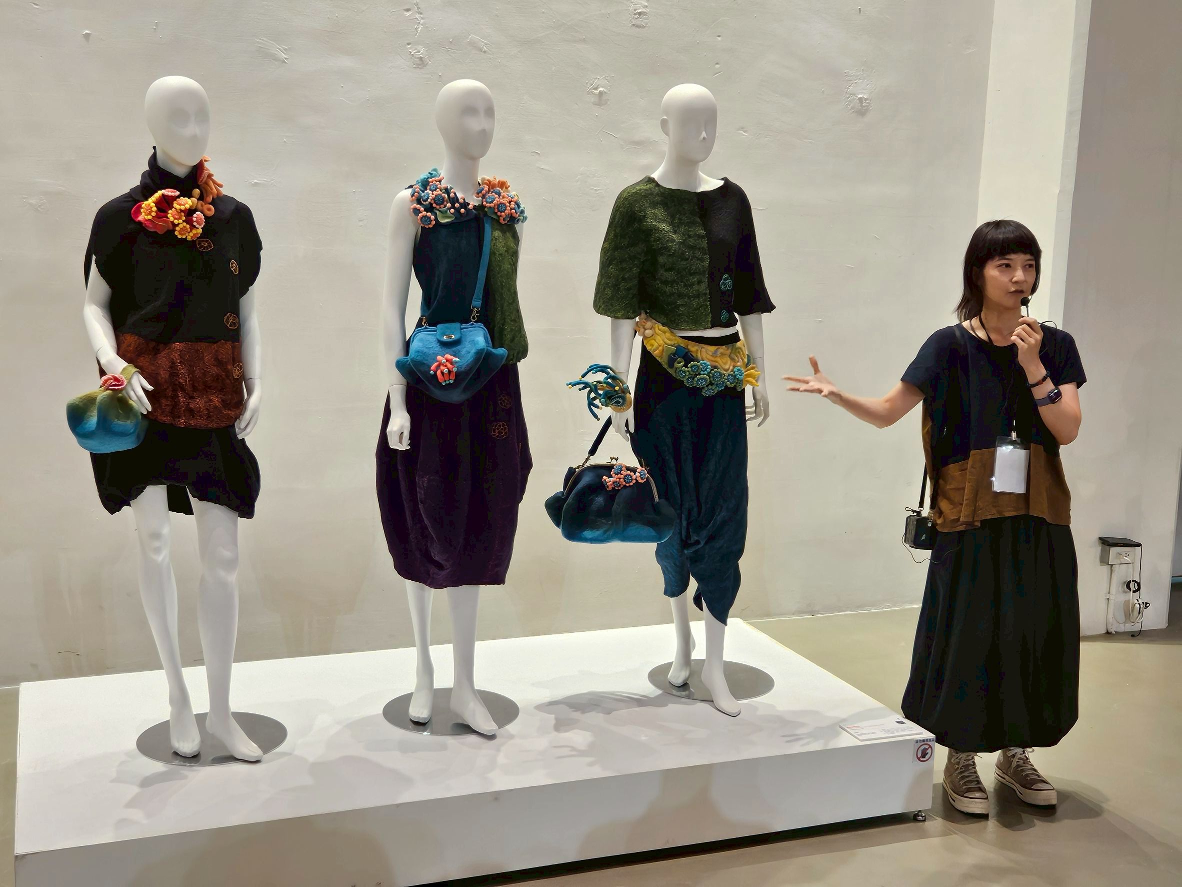 中市第八屆纖維創作獎頒獎 為何我們文化定位該加強? 11 %E5%8F%B0%E7%81%A3%E8%97%9D%E8%A1%93%E5%AE%B6%E8%8C%83%E9%83%A1%E7%90%A6%E4%BB%8B%E7%B4%B9%E7%8D%B2%E5%BE%97%E8%A8%AD%E8%A8%88%E9%A1%9E%E9%A6%96%E7%8D%8E%E4%BD%9C%E5%93%81 %E7%8F%8A%E7%91%9A%E5%B9%BE%E4%BD%95%E5%BD%A2%E5%BC%8F