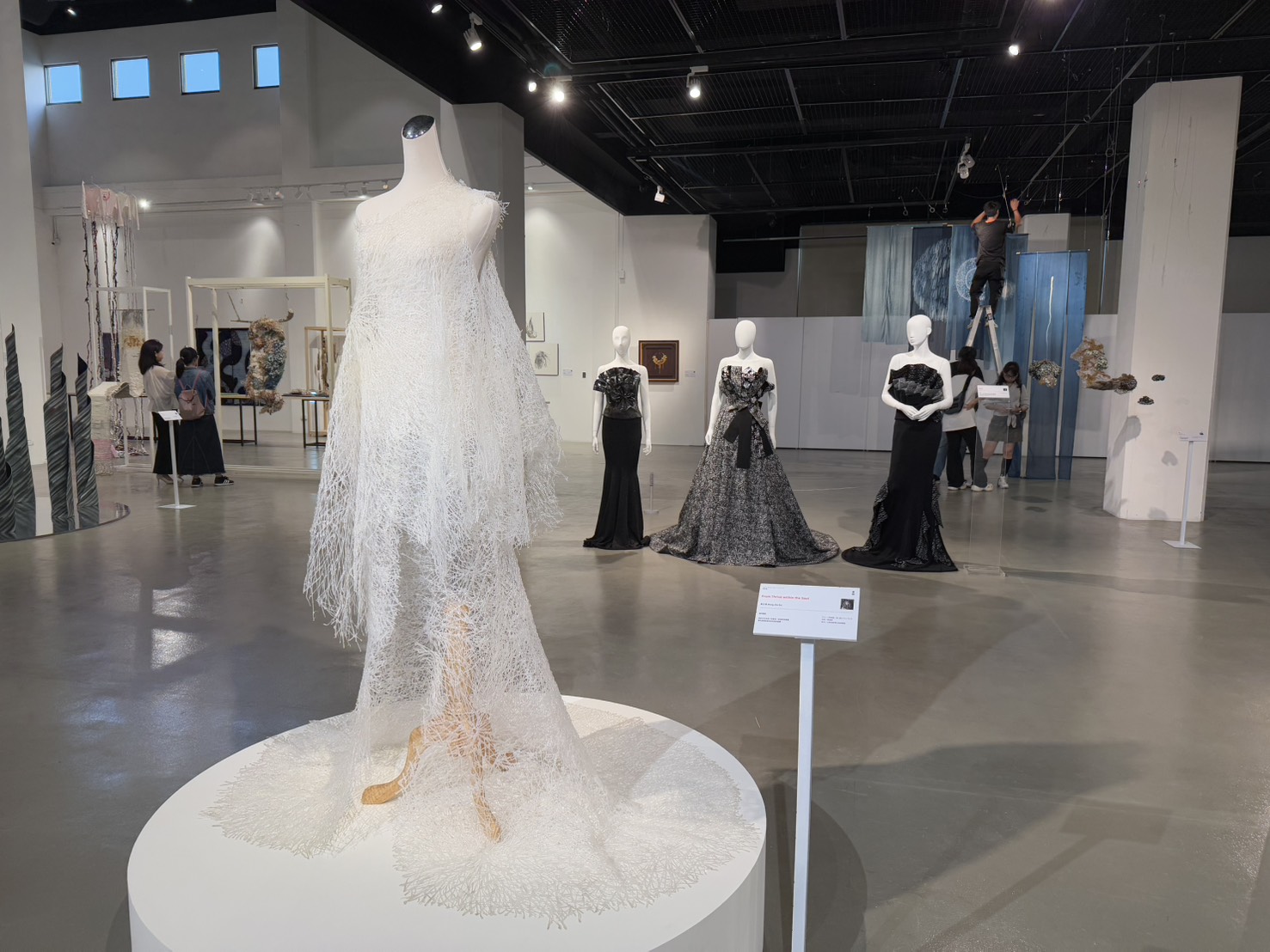 中市第八屆纖維創作獎頒獎 為何我們文化定位該加強? 12 %E9%A6%99%E6%B8%AF%E8%97%9D%E8%A1%93%E5%AE%B6%E9%BB%83%E5%B0%91%E6%80%9D%E4%BB%A5%E7%86%B1%E7%86%94%E8%86%A0%E5%89%B5%E4%BD%9C from thrive within the soul %E7%8D%B2%E5%BE%97%E8%97%9D%E8%A1%93%E9%A1%9E%E9%A6%96%E7%8D%8E2